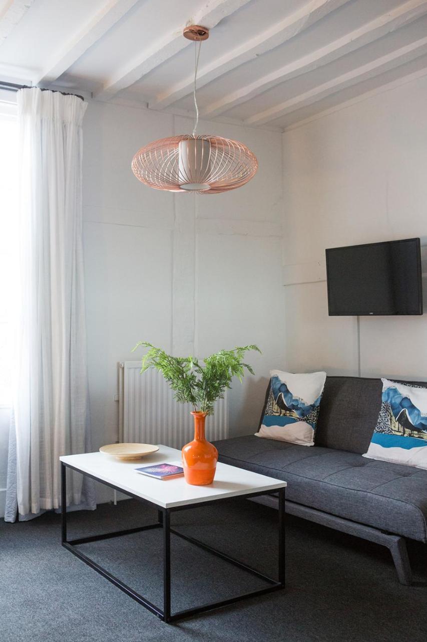 Whitehouse Rye Bed & Breakfast エクステリア 写真 A living room with a flat screen television